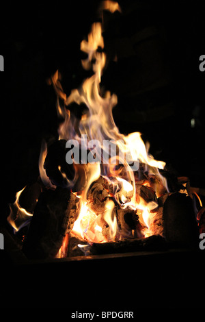 Feu de nuit dans un foyer, big flammes Banque D'Images