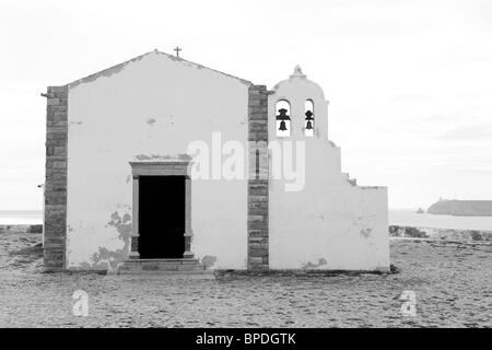 Une chapelle à l'intérieur de la Fortaleza de Sagres (La Forteresse de Sagres) sur l'Algarve au Portugal. Banque D'Images