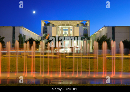 Bundeskanzleramt, Chancellerie fédérale, avec fontaine et la lune, Regierungsviertel quartier du gouvernement, Berlin, Allemagne, Europe. Banque D'Images