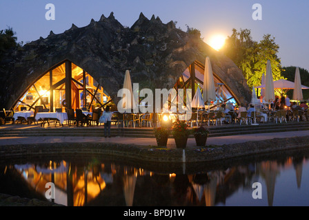 Songe d'une nuit, un café sur le lac, pleine lune, Britzer Garten, BUGA Park, jardin municipal, Britz, Neukölln, Berlin, Allemagne. Banque D'Images