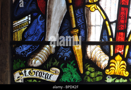 Détail du vitrail de Saint Georges dans l'église Sainte Marie la Vierge, Badby, Northamptonshire, England, UK Banque D'Images