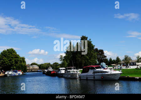 Bateaux de croisière amarrés sur la rivière Great Ouse près de la Marina à Ely, Cambridgeshire, Angleterre, RU Banque D'Images