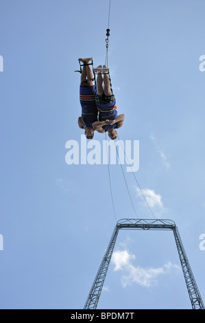 Sky coaster swing sur le parc aquatique Hurricane Harbor , Six Flags Over Texas amusement park, Arlington, TX, États-Unis d'Amérique Banque D'Images