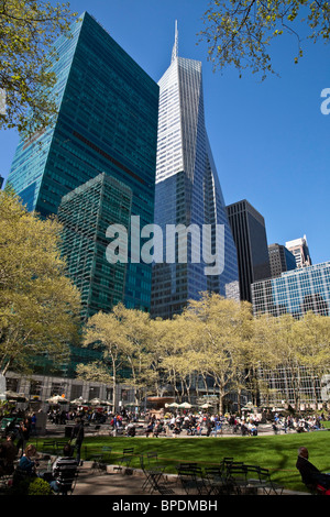 La vie a rencontré et Bank of America Building au Bryant Park, NYC Banque D'Images