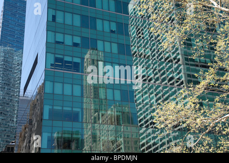 Bâtiments sur la sixième Avenue près de Bryant Park, NYC Banque D'Images