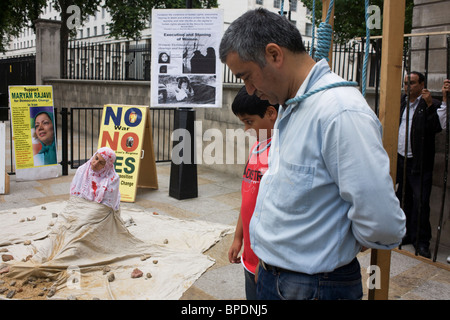 Anti-Iranian manifestants montrent la politique du gouvernement d'exécutions politiques. Vu dans Whitehall, au centre de Londres. Banque D'Images