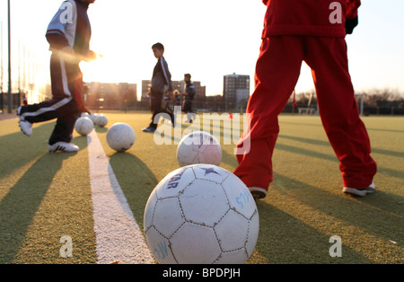 Les enfants au cours d'entraînement de soccer, Berlin, Allemagne Banque D'Images