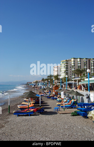 Les vacanciers sur la plage, à Torrox Costa, Costa del Sol, la province de Malaga, Andalousie, Espagne, Europe de l'Ouest. Banque D'Images