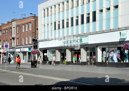 Brentwood shopping High Street et large pavé Marks and Spencer Retail store facade Essex England UK Banque D'Images