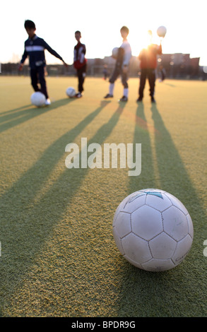 Silhouettes d'enfants au cours d'entraînement de soccer, Berlin, Allemagne Banque D'Images