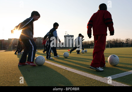 Les enfants au cours d'entraînement de soccer, Berlin, Allemagne Banque D'Images