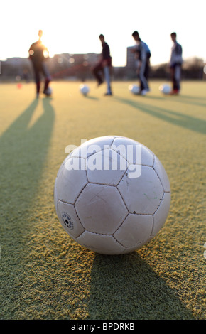 Silhouettes d'enfants au cours d'entraînement de soccer, Berlin, Allemagne Banque D'Images