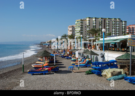 Les vacanciers sur la plage, à Torrox Costa, Costa del Sol, la province de Malaga, Andalousie, Espagne, Europe de l'Ouest. Banque D'Images