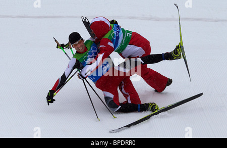 Jeux Olympiques d'hiver, Vancouver, 2010 Mario Stecher, Autriche, gagne la médaille d'or pour son équipe et crash est abordée dans la célébration. Banque D'Images