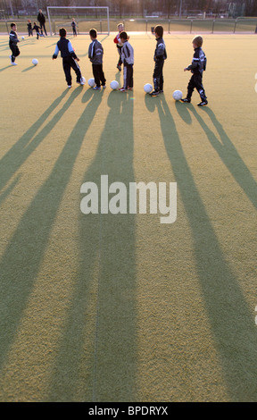 Les enfants au cours d'entraînement de soccer, Berlin, Allemagne Banque D'Images