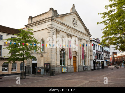 The Corn Exchange construit en 1861 est maintenant un centre d'Arts dans le marché Newbury Berkshire UK Banque D'Images