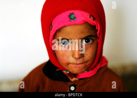 L'Azerbaïdjan, Xinaliq, close-up portrait of young girl with red hat Banque D'Images