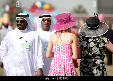 Les femmes élégamment vêtu vu de derrière, Dubaï, Émirats Arabes Unis Banque D'Images