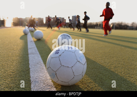 Les enfants au cours d'entraînement de soccer, Berlin, Allemagne Banque D'Images