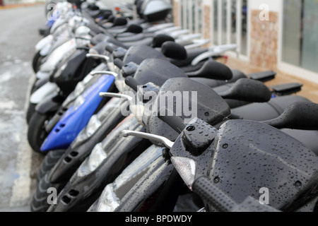 Motos scooter en ligne de magasin a louer Banque D'Images