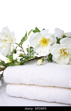 Les serviettes de bain avec rose isolé sur fond blanc Banque D'Images