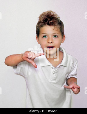 Boy Putting hexagonal sur sa Sœur Banque D'Images