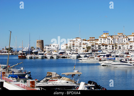 Vue sur le port, Puerto Banus, Marbella, Costa del Sol, la province de Malaga, Andalousie, Espagne, Europe de l'Ouest. Banque D'Images