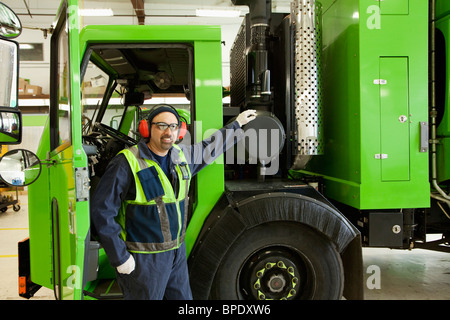 Pacific Islander man camion poubelle Banque D'Images