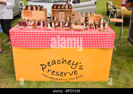 Peachey's préserver handmade préserve décroche à une fête du village dans la région de Suffolk , Bretagne , France Banque D'Images