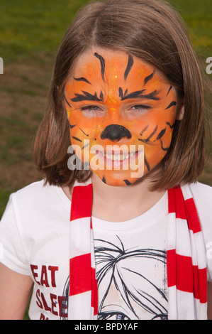 Un modèle d'une photo DE PARUTION 8 ans, fille, avec son visage peint comme un tigre au Royaume-Uni Banque D'Images