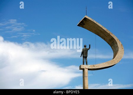 JK Memorial avec la statue de Juscelino Kubitschek, conçu par Oscar Niemeyer, Brasilia, Brésil. Banque D'Images