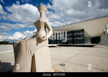 Sculpture de la Justice devant l'Supremo Tribunal Federal ou Tribunal Suprême Fédéral de Brasilia, Brésil. Banque D'Images