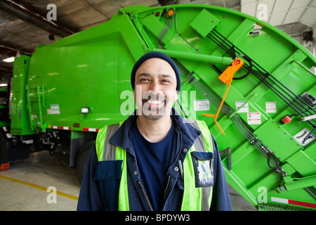 Pacific Islander man camion poubelle Banque D'Images