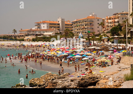 Le Playa La plage Caletilla à Nerja Espagne sur la Costa del Sol Banque D'Images