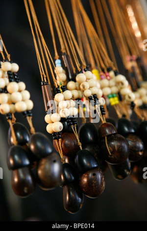 L'usure des chaînes de candomblé perles de semences et de coquilles dans les couleurs de dieux africains. Cachoeira, Bahia, Brésil. Banque D'Images