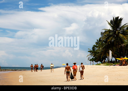 Les gens de Parracho Beach, Arraial d'Ajuda, Bahia, Brésil. Banque D'Images