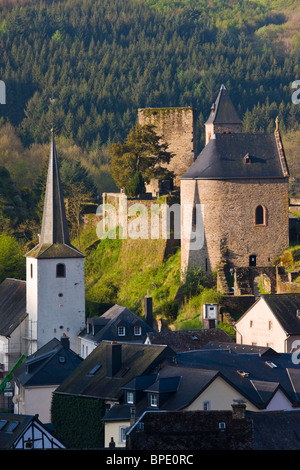 Le Luxembourg, la vallée de la rivière Sûre. Esch-sur-Sure, vue sur la ville, le matin. Banque D'Images