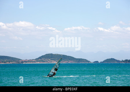 Planche à voile à la plage de Manguinhos, Buzios, Rio de Janeiro, Brésil de l'État. Banque D'Images