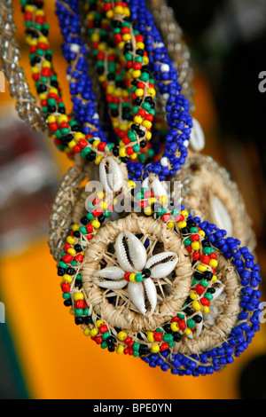 L'usure des chaînes de candomblé perles de semences et de coquilles dans les couleurs de dieux africains. Cachoeira, Bahia, Brésil. Banque D'Images