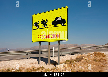 L'Espagnol signe de la sécurité routière les motards de danger conseils Banque D'Images