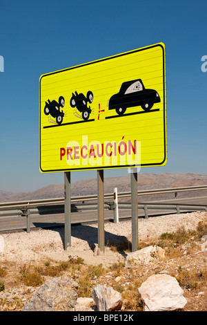 L'Espagnol signe de la sécurité routière les motards de danger conseils Banque D'Images
