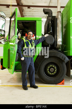 Pacific Islander man camion poubelle Banque D'Images