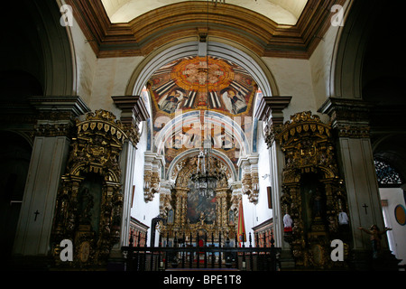 L'intérieur et de l'autel doré de Catedral Basilica da Sé (Nossa Senhora da Assuncao) à Praça da Sé, Mariana Banque D'Images