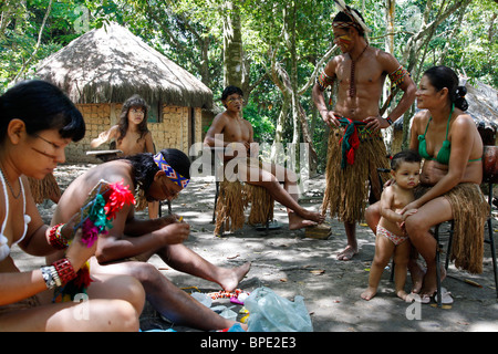 Les Indiens pataxó au Reserva Indigena da Jaqueira près de Porto Seguro, Bahia, Brésil. Banque D'Images