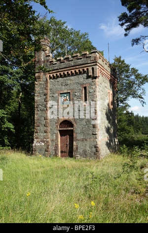 Une tour sur le barrage de Thirlmere, dans le Lake District. Banque D'Images