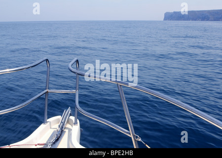 Dans bow bateau méditerranée Cap de San Antonio dans horizon Banque D'Images