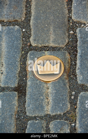 La Slovaquie, Bratislava. Marqueur de la couronne en laiton dans des rues pavées afficher l'emplacement du couronnement à pied. Banque D'Images