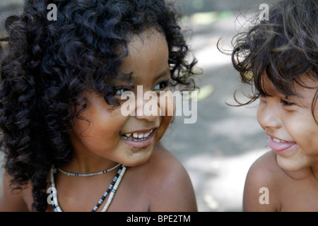 Portrait de jeunes Indiens pataxó filles à la Reserva Indigena da Jaqueira près de Porto Seguro, Bahia, Brésil. Banque D'Images