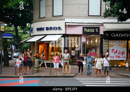 Scène de rue et des boutiques de mode à Ipanema, Rio de Janeiro, Brésil. Banque D'Images