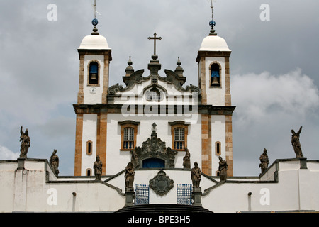 La basilique Bom Jesus de Matosinhos avec les statues des prophètes par l'Aleijadinho à Congonhas, Minas Gerais, Brésil. Banque D'Images